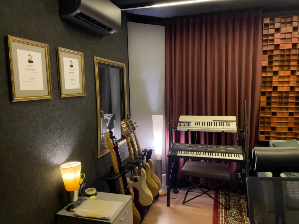 Os dois certificados do Grammy Latino na parede do estudio da Valetes Records