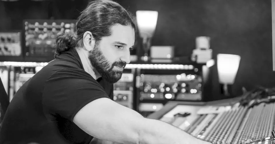 O produtor musical Emil Shayeb trabalhando na mesa de mixagem